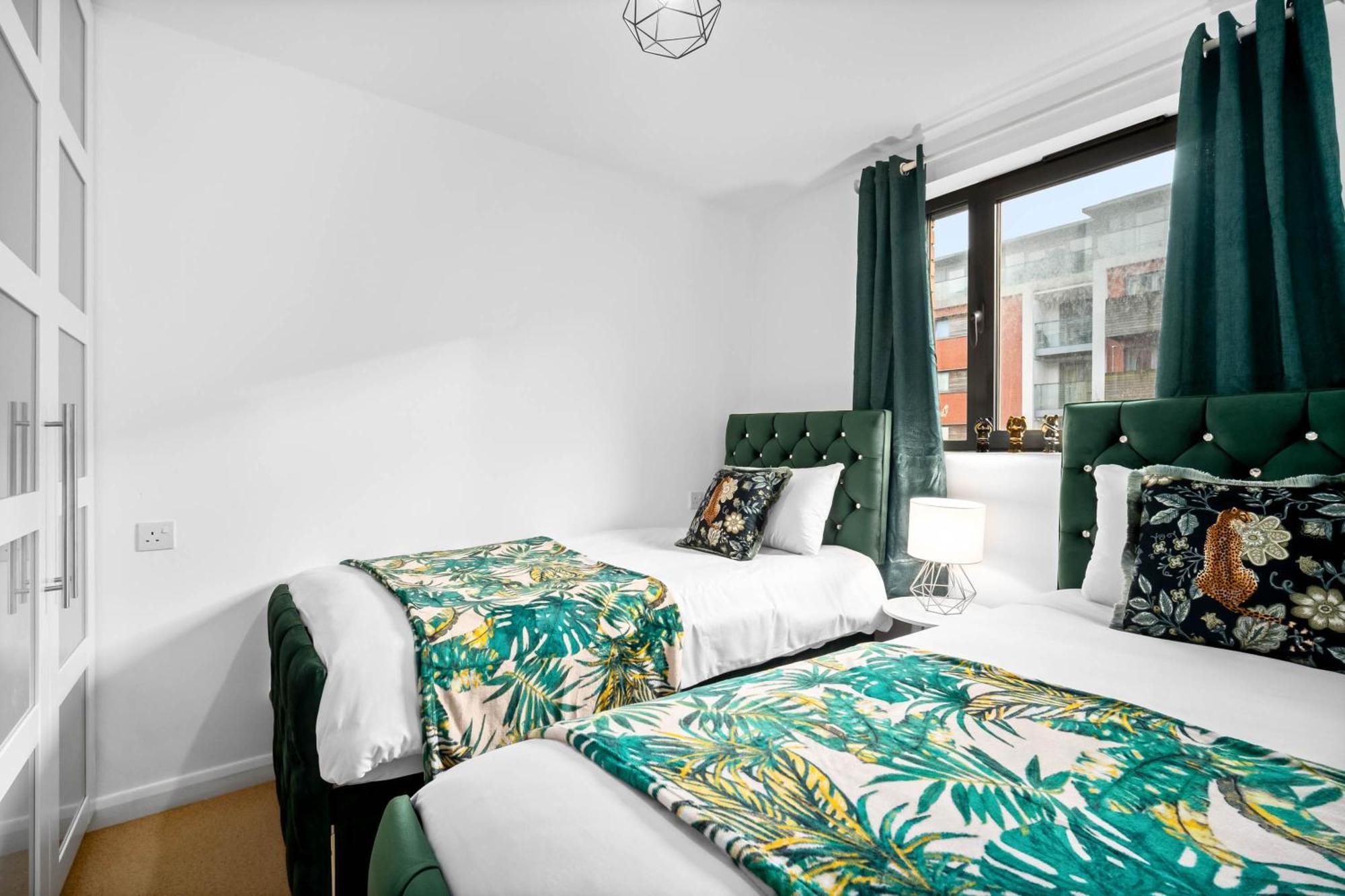 2-br Center With Parking By Azura Nights Apartment Birmingham