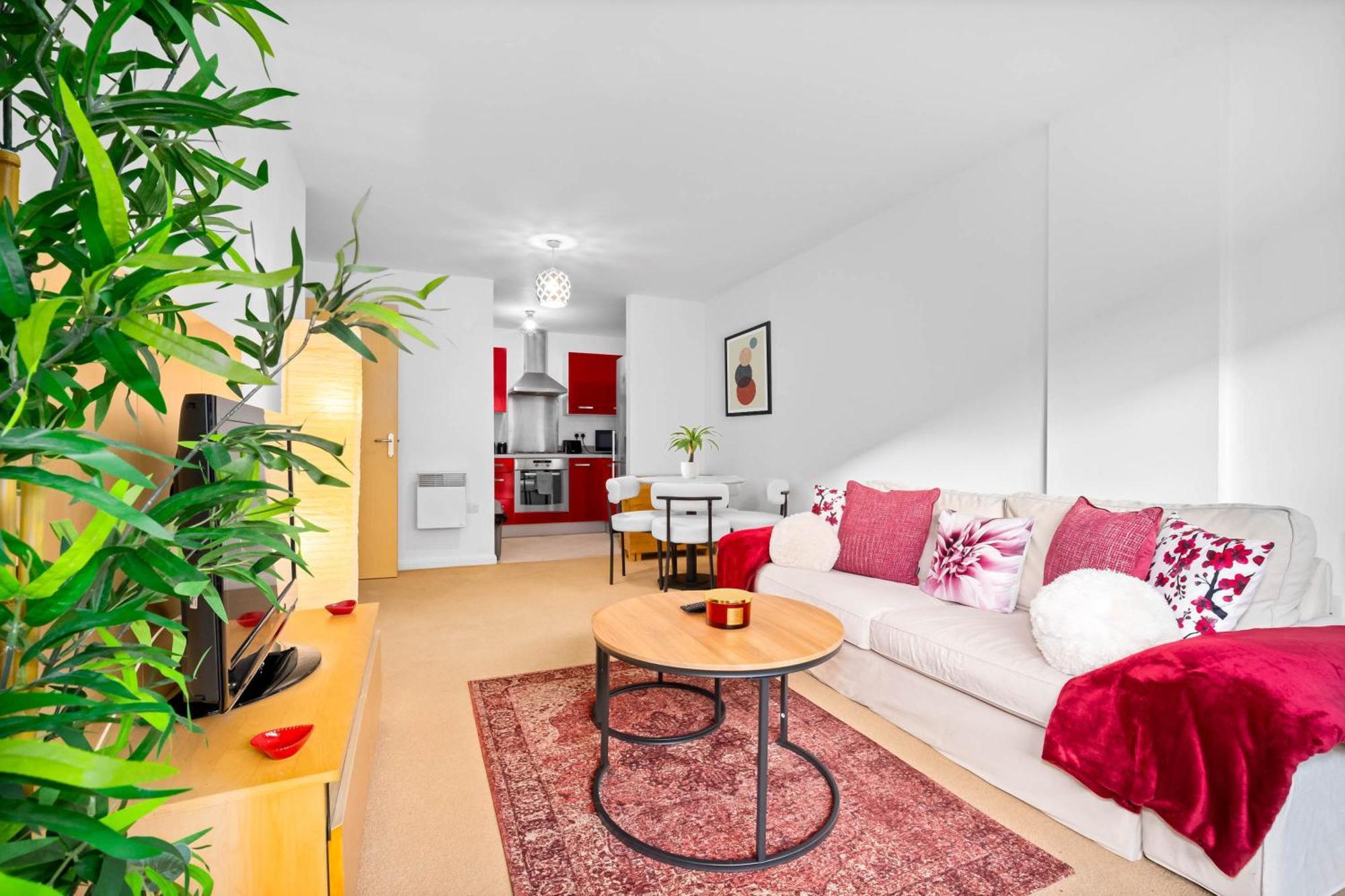Apartment 2-br Center With Parking By Azura Nights *