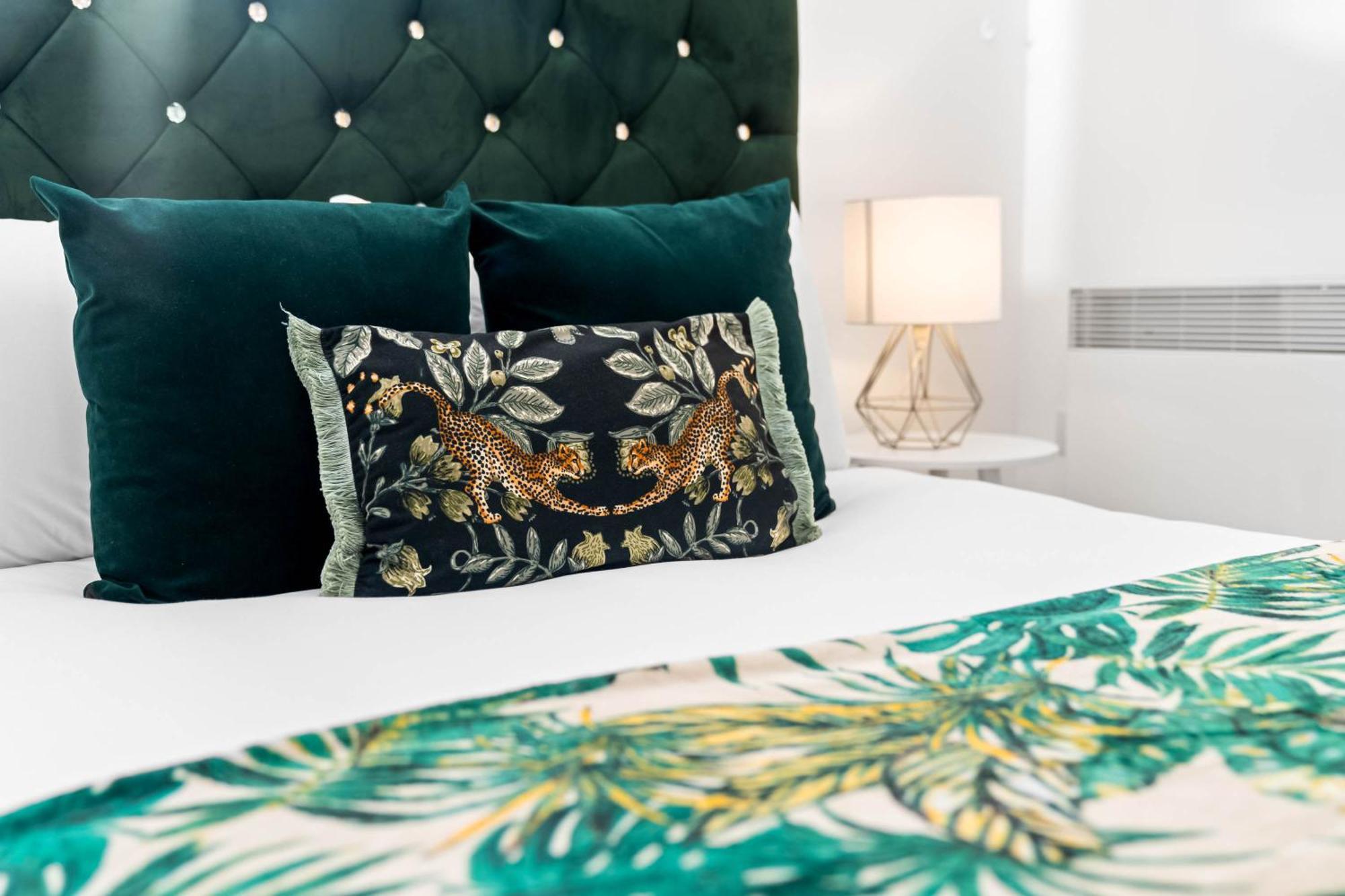 Apartment 2-br Center With Parking By Azura Nights Birmingham