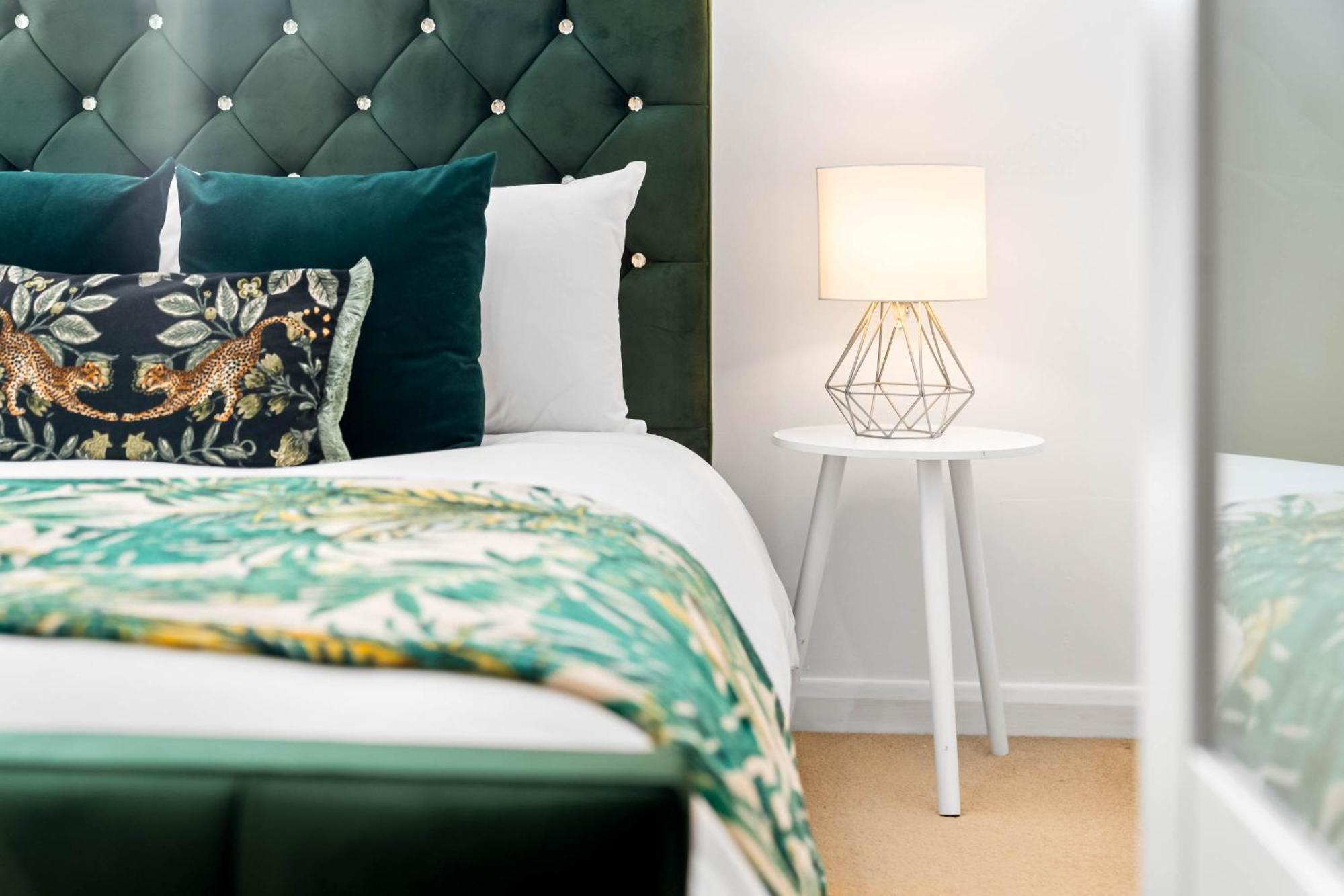 2-br Center With Parking By Azura Nights