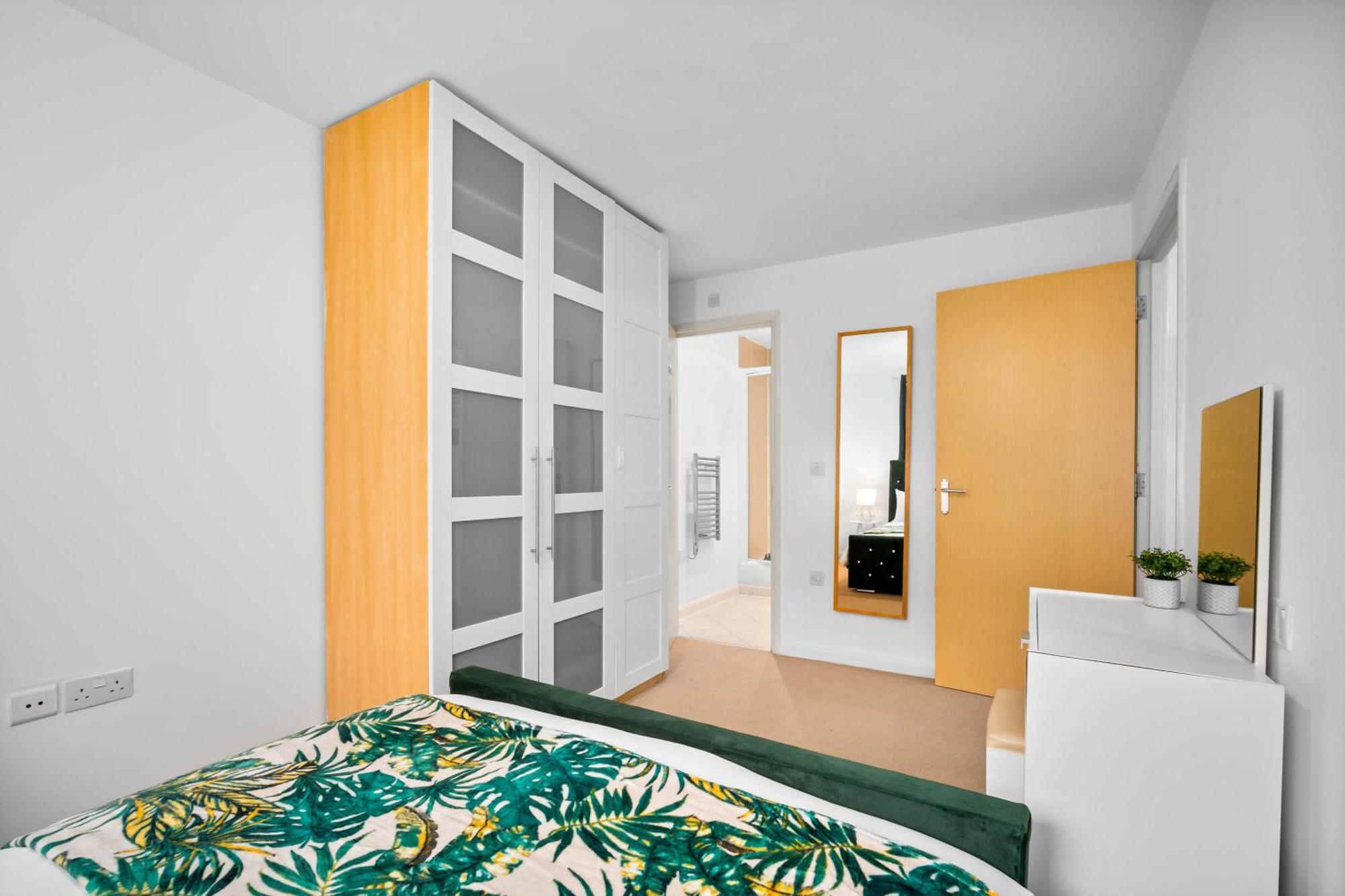 2-br Center With Parking By Azura Nights Apartment