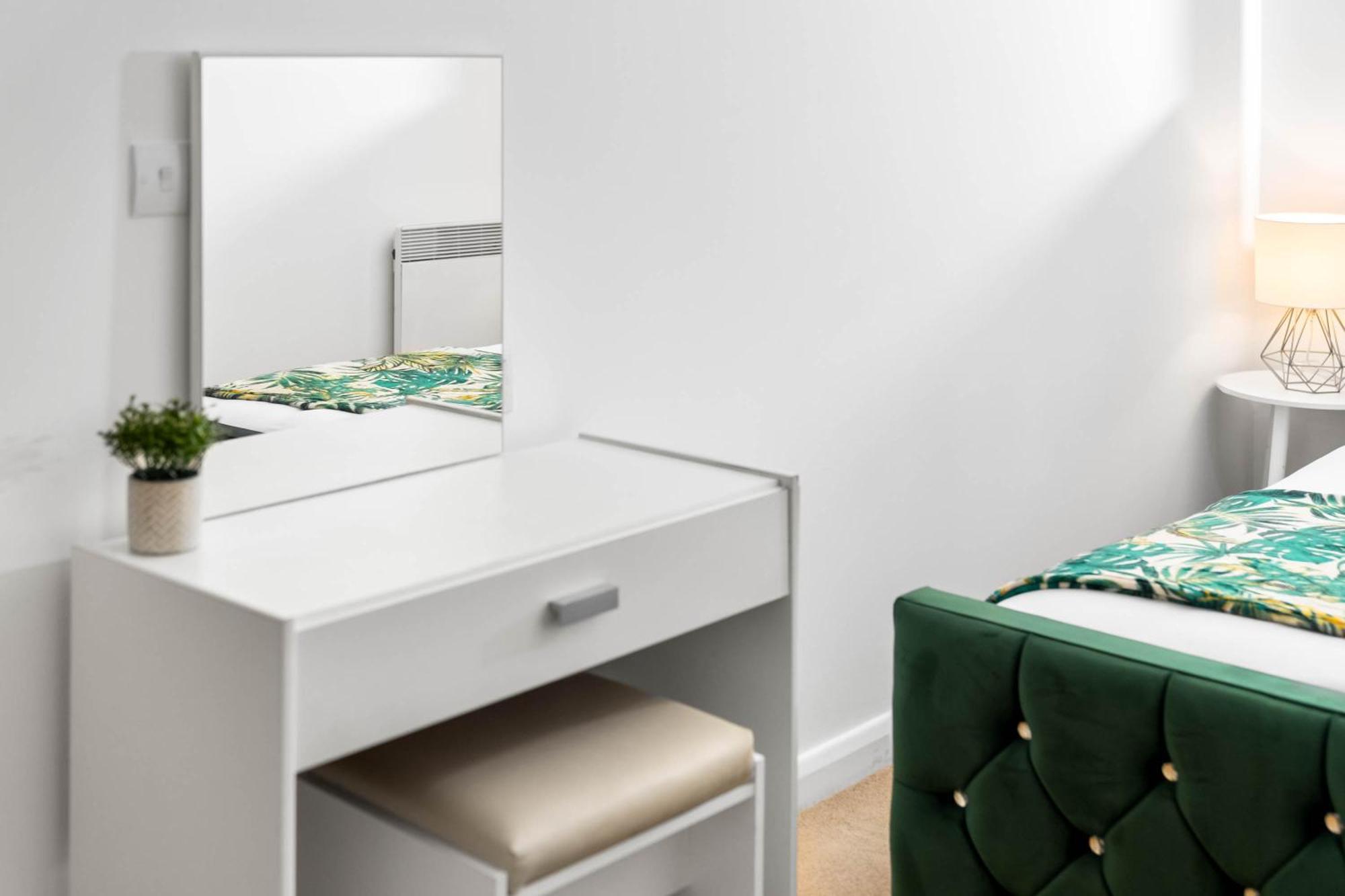 Apartment 2-br Center With Parking By Azura Nights *
