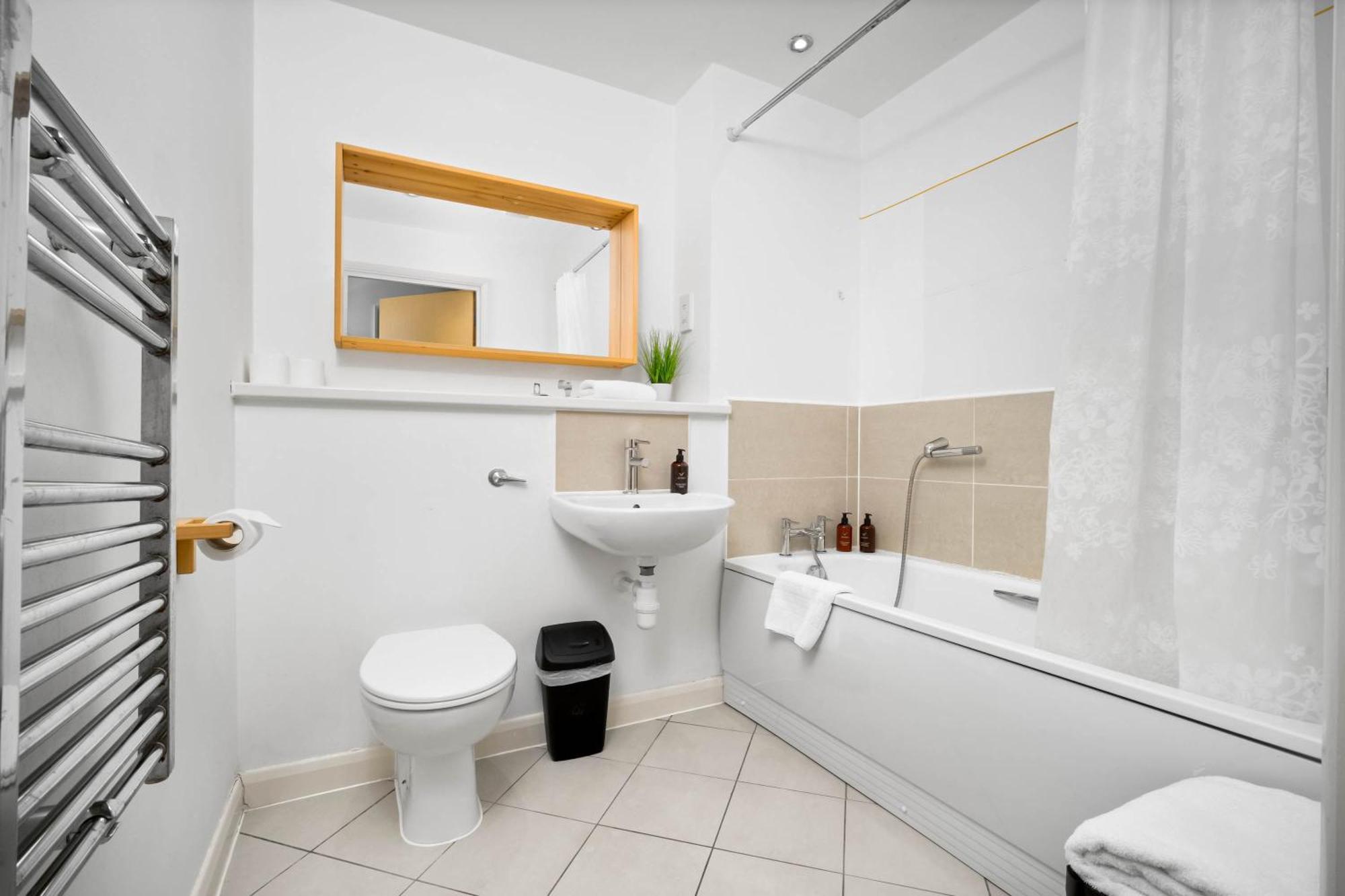 2-br Center With Parking By Azura Nights Apartment Birmingham
