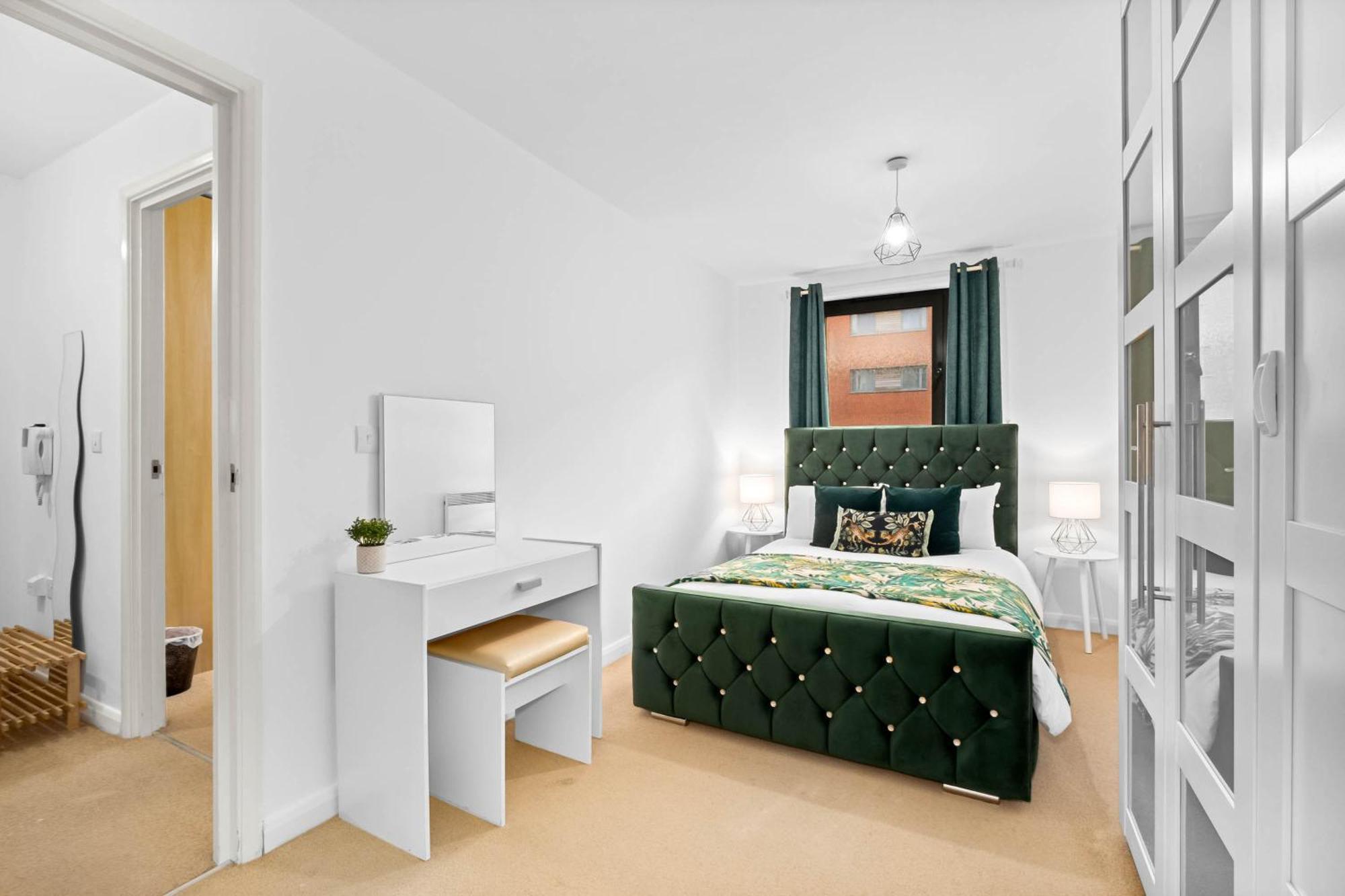 2-br Center With Parking By Azura Nights Apartment *